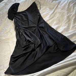 Smooth, slinky, ruffled, one shoulder dress W/Rose Gold accent fits like a small